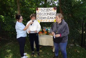 mieszkanki prezentujące swoje wiersze