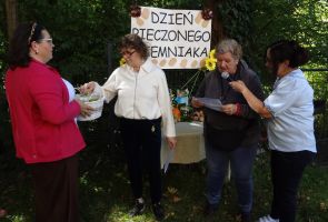 mieszkanki prezentujące swoje wiersze