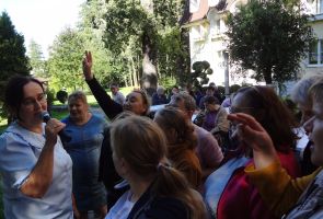 mieszkanki zgłaszające się do udziału w zabawie