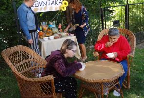 mieszkanki podczas konkurencji jedzenia chrupek na czas