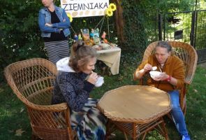 mieszkanki podczas konkurencji jedzenia chrupek na czas