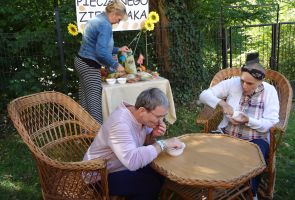 mieszkanki podczas konkurencji jedzenia chrupek na czas