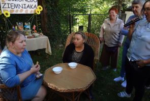 mieszkanki podczas konkurencji jedzenia chrupek na czas