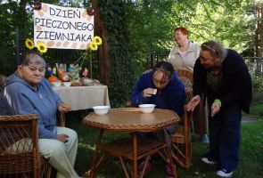 mieszkanki podczas konkurencji jedzenia chrupek na czas