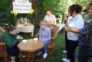 mieszkanki podczas konkurencji jedzenia chrupek na czas