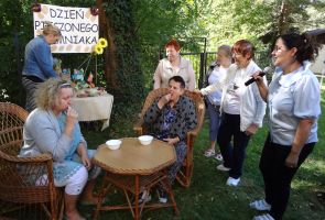 mieszkanki podczas konkurencji jedzenia chrupek na czas