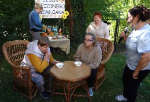 mieszkanki podczas konkurencji jedzenia chrupek na czas