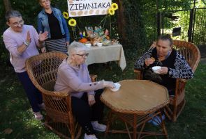 mieszkanki podczas konkurencji jedzenia chrupek na czas
