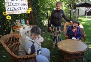mieszkanki podczas konkurencji jedzenia chrupek na czas