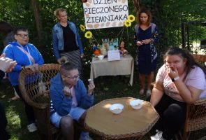mieszkanki podczas konkurencji jedzenia chrupek na czas