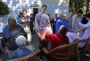 mieszkanki podczas zabawy w odpinanie klamerek