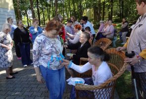 mieszkanki podczas zabawy w odpinanie klamerek