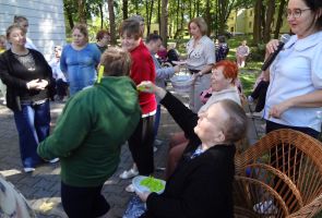 mieszkanki podczas zabawy w odpinanie klamerek