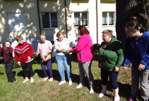 wspólna zabawa w kole - wykonywanie ćwiczeń