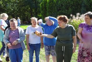 wspólna zabawa w kole - wykonywanie ćwiczeń