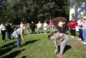 wspólna zabawa w kole - wykonywanie ćwiczeń