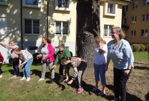 wspólna zabawa w kole - wykonywanie ćwiczeń