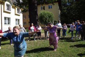 wspólna zabawa w kole - wykonywanie ćwiczeń