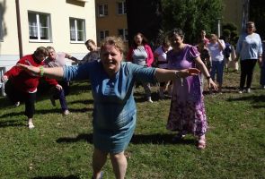 wspólna zabawa w kole - wykonywanie ćwiczeń