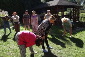 wspólna zabawa w kole - wykonywanie ćwiczeń