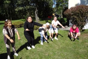 wspólna zabawa w kole - wykonywanie ćwiczeń