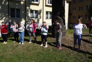 wspólna zabawa w kole - wykonywanie ćwiczeń