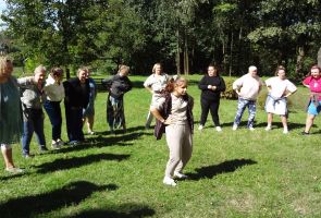 wspólna zabawa w kole - wykonywanie ćwiczeń