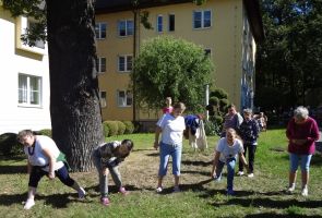 wspólna zabawa w kole - wykonywanie ćwiczeń