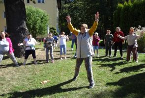 wspólna zabawa w kole - wykonywanie ćwiczeń