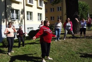 wspólna zabawa w kole - wykonywanie ćwiczeń