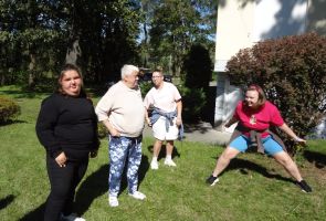 wspólna zabawa w kole - wykonywanie ćwiczeń