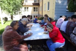 mieszkanki jedzące zapiekankę ziemniaczaną