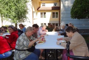 mieszkanki jedzące zapiekankę ziemniaczaną