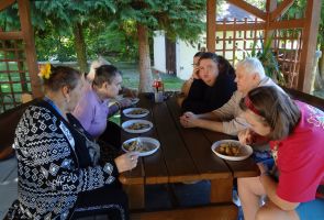 mieszkanki jedzące zapiekankę ziemniaczaną