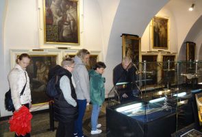 mieszkanki i opiekunowie podczas zwiedzania  muzeum