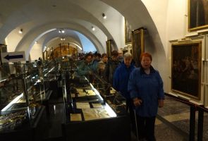 mieszkanki i opiekunowie podczas zwiedzania  muzeum