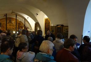 mieszkanki i opiekunowie podczas zwiedzania  muzeum
