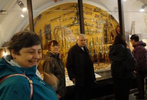 mieszkanki i opiekunowie podczas zwiedzania  muzeum