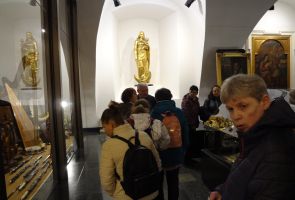 mieszkanki i opiekunowie podczas zwiedzania  muzeum