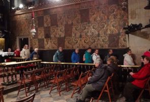 mieszkanki idące wokół ołtarza w Kaplicy Matki Bożej