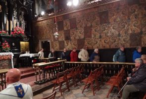 mieszkanki idące wokół ołtarza w Kaplicy Matki Bożej