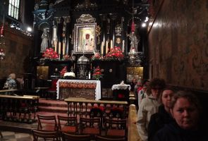 mieszkanki idące wokół ołtarza w Kaplicy Matki Bożej