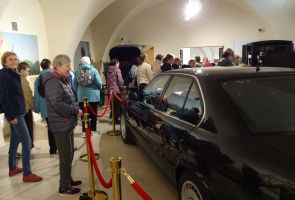 mieszkanki oglądające samochód papieski z 1978 roku