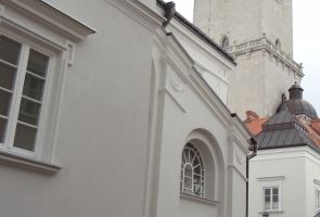 grupa na tle wieży jasnogórskiej