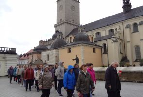 grupa przemieszcająca się po terenie sanktuarium