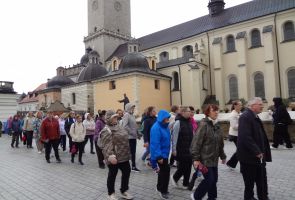 grupa przemieszczająca się po sanktuarium