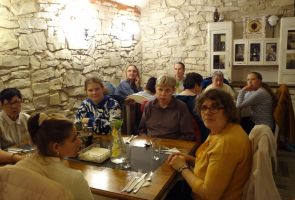 mieszkanki siedzące przy stolikach w restauracji