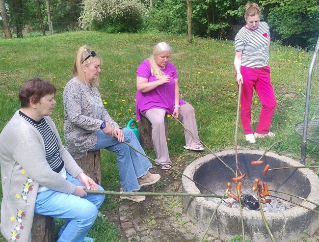 Wspólne pieczenie kiełbasek
