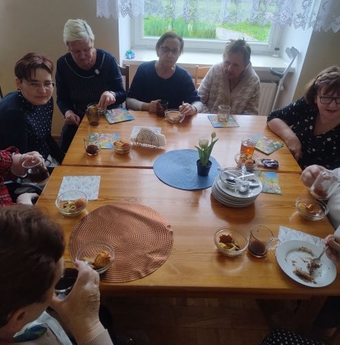 Wszystko bardzo smakowało, słodkości szybko znikały z talerzy