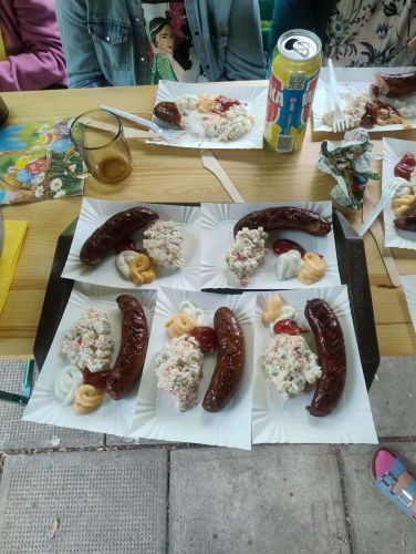 Pyszne kiełbaski i sałatka smakowały wszystkim